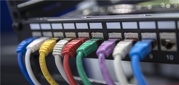 Fit für den neuen Verschlüsselungsalgorithmus? Letzter Check vor dem Jahreswechsel bringt Sicherheit Alle Kabel richtig angeschlossen? Vor dem Wechsel des Verschlüsselungsalgorithmus haben Praxen so einiges zu beachten. (Symbolbild, Archiv)