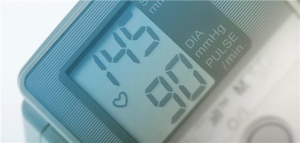 Beschleunigt leichte nächtliche Hypertonie eine Niereninsuffizienz? Ein digitales Blutdruckmessgerät das einen systolischen Blutdruckwert von 145 mmHg anzeigt.