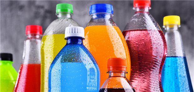 foodwatch-Umfrage: Deutsche befürworten mehrheitlich Zuckersteuer Flaschen mit verschiedenen Getränken