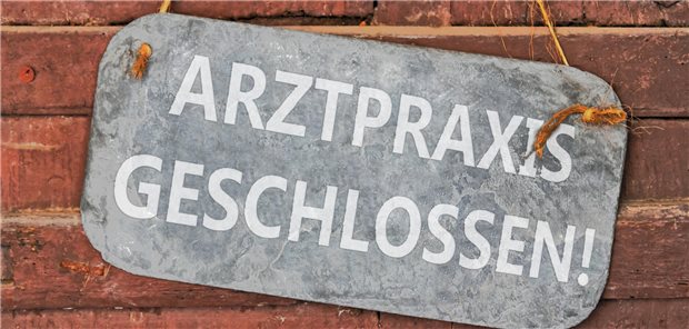 Schild einer geschlossenen Praxis