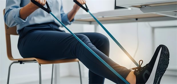 Kleiner „Trainingssnack“ für die Mittagspause: So motivieren Sie Ihre Patienten zum Krafttraining Eine Frau auf einem Suhl trainiert mit einem Widerstandsband.