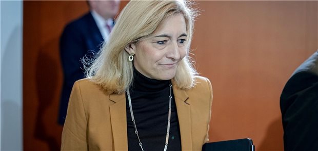 Viele Optionen, keine Festlegungen: Abschlussbericht zur geplanten Pflegereform liegt vor – und entt Als Pflegereformerin gefragt: Gesundheitsministerin Nina Warken (CDU) – hier bei der Sitzung des Bundeskabinetts am Mittwoch.