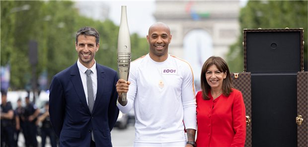 Thierry Henry, Tony Estanguet und Anne Hildalgo mit olympischer Fackel in Paris