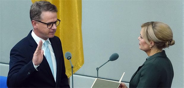 Grünen-Politikerin Piechotta zum BMG-Etat: „Nie war Haushaltspolitik so unsolide“ Bundesgesundheitsminister Carsten Linnemann bei der Vereidigung im Bundestag - zusammen mit Bundestagspräsidentin Julia Klöckner.