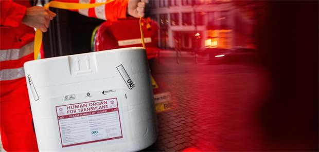 Vertragsärzte machen auf Widersprüche bei der Widerspruchsregelung aufmerksam Das Bild zeigt einen Behälter für ein Spenderorgan, der von einem Rettungsdienstmitarbeiter gehalten wird.