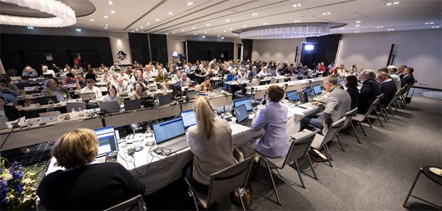 Kein Termin beim Facharzt – wie wäre es mit einem Antrag auf Kostenerstattung? Vorstand und Delegierte des Hausärztinnen- und Hausärzteverbands bei ihrer Versammlung in Berlin
