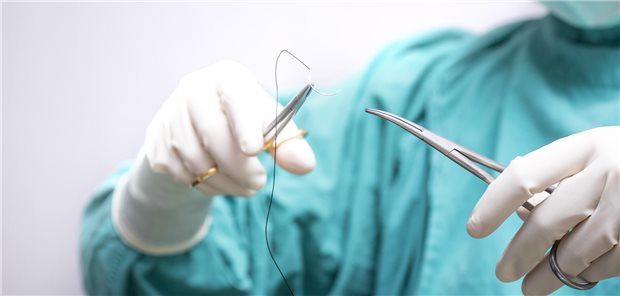 Dermatologie-MVZ und Regionale Gesundheitszentren – Blaupausen für die ambulante Versorgung? Frau mit Op-Besteck und Faden.