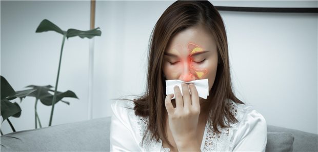 Studie stützt Amoxicillin als bevorzugtes Antibiotikum bei akuter Sinusitis Eine Frau schneutzt sich die Nase.