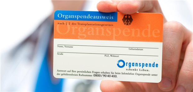 Patienten auf der Warteliste wollen vor das Verfassungsgericht An mangelnder Spendenbereitschaft liegen die niedrigen Organspende-Zahlen in Deutschland nicht. Nach BZgA-Umfrage von 2022 sind 73 Prozent der Deutschen bereit, Organe zu spenden. Aber nur 15 Prozent dokumentieren das auch.