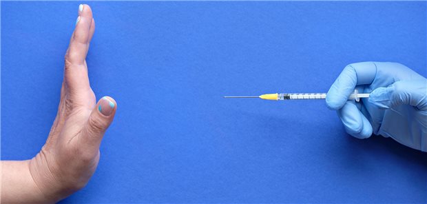 5 Mythen übers Impfen im Faktencheck Ausgestreckte Hand gegenüber einer Impfspritze.