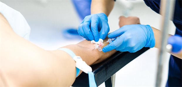 Nadelphobie: Kann Musik Patienten entlasten? Ärztin legt einen venösen Zugang