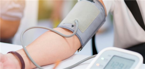 Unkontrollierter Bluthochdruck: Was kann ein Angiotensinogen-Blocker? Ein Arzt misst den Blutdruck eines Patienten mit unkontrollierter Hypertonie.