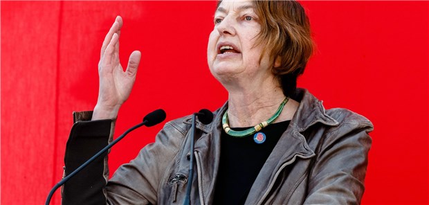 DGB kritisiert „weihnachtliche Ohrfeige“ von Spahn Annelie Buntenbach, Mitglied des DGB Bundesvorstands, bei einer Demonstration des Deutschen Gewerkschaftsbunds (DGB) in Hamburg. (Archivbild)