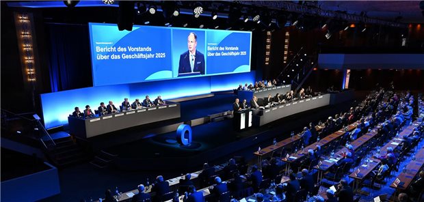 apoBank-Vertreterversammlung beschließt sechs Prozent Dividende für Mitglieder apoBank-Vorstandschef Matthias Schellenberg präsentiert den Delegierten bei der Vertreterversammlung der Genossenschaftsbank in Düsseldorf die Geschäftszahlen