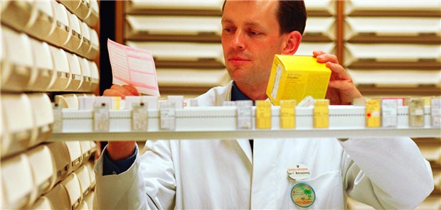 Koalition schiebt exklusive Rabattverträge für Biosimilars auf die lange Bank Ein Apotheker bei der Suche nach einem verordneten Arzneimittel.