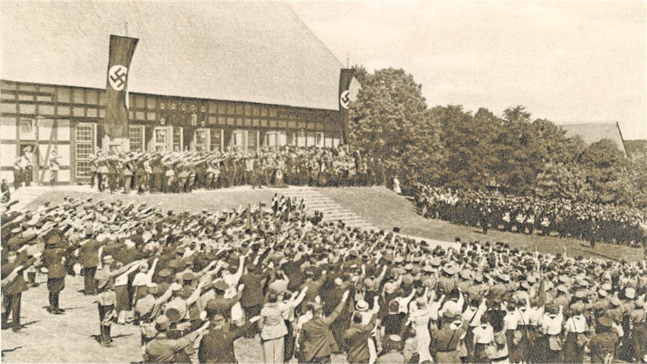 Appell und Hitlergruß in Alt Rehse während der Nazizeit.