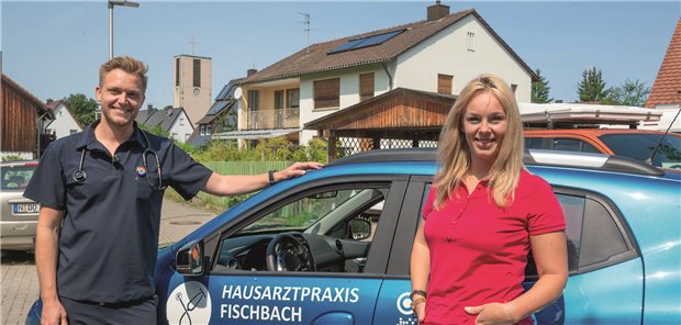 HÄPPI: So gelingt die Delegation in Hausarztpraxen Arbeiten an der Zukunft der Hausarztpraxis Nürnberg-Fischbach: Dr. Nicolas Kahl und Nicki Maurer.