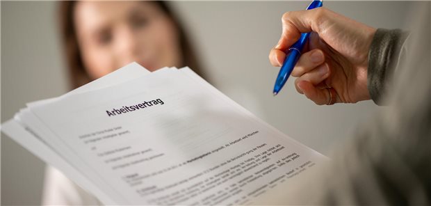 Arbeitsvertrag für angestellte Ärztinnen und Ärzte: Das gilt bei Fortbildungen, Überstunden und Boni Ein Personaler prüft den Anstellungsvertrag einer Mitarbeiterin (gestellte Szene).