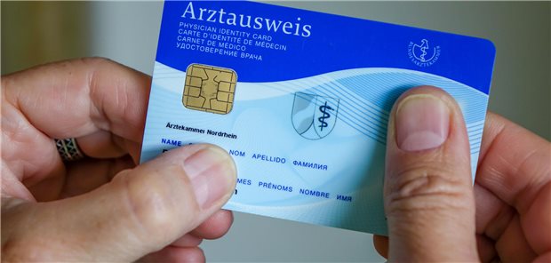 Keine Fristverlängerung: Elektronische Heilberufsausweise jetzt tauschen! Ein Arztausweis.