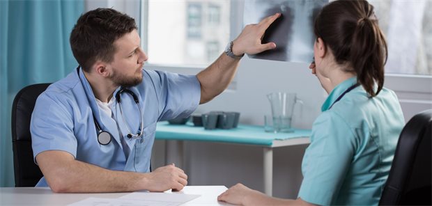 Medizinischer Dienst beklagt „Stillstand“ bei Patientenrechten Das Bild zeigt einen Arzt mit umgehängtem Stethoskop und eine Ärztin beim Betrachten eines Röntgenbildes.