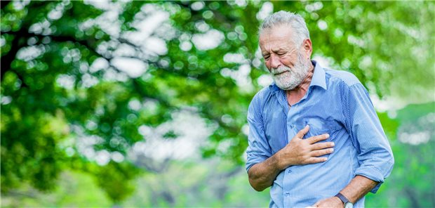 HFrEF-Therapie: So sieht die optimale Therapie (derzeit) aus Älterer Mann fasst sich an die linke Brust, Herzschmerzen