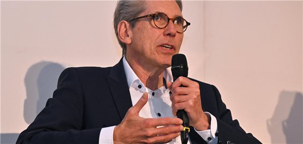 DAK-Chef Storm zu stabilen GKV-Beiträgen: Spargesetz ist auf Kante genäht Andreas Storm spricht in ein Mikro.