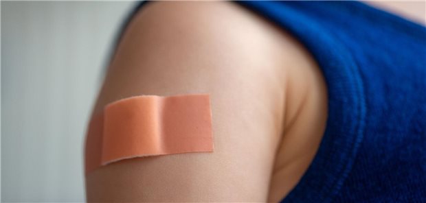 Pneumokokken-Indikationsimpfung: STIKO empfiehlt 20-valenten Impfstoff für Kinder ab 2 Jahren Kind mit Pflaster am Arm