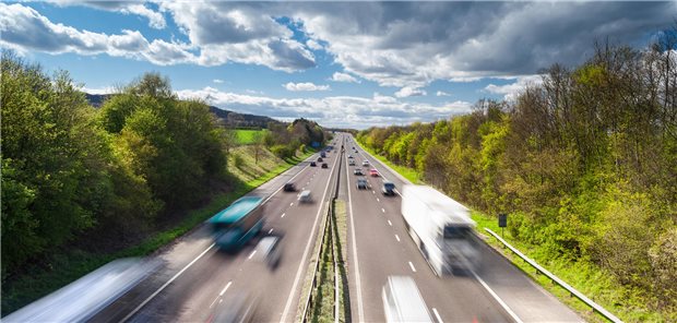 Mit Diabetes am Steuer: „Rechtlich dürfen Menschen mit Diabetes Typ 1 oder Typ 2 alle Fahrzeuge führ Blick auf eine befahrene Autobahn