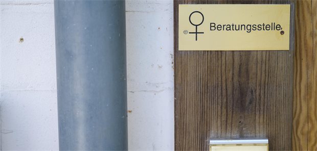Urteil: Beiträge zur Psychotherapeutenkammer auch für Arbeit bei Beratungsstelle
Haus mit Aufschrift Beratungsstelle