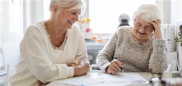 Pflegebegutachtung: Wann hausärztlicher Rat gefragt ist Gespräch Seniorin und Gutachterin