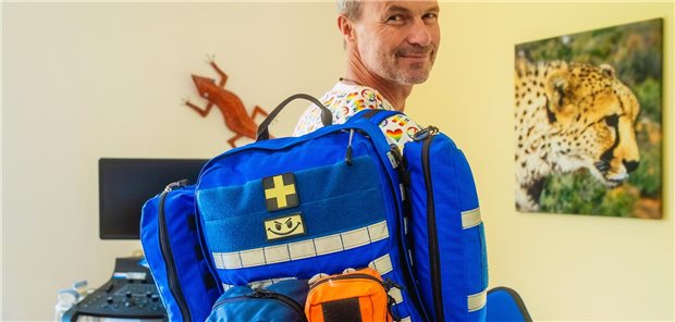 Die perfekte Hausbesuchstasche: Worauf Sie beim Packen achten können Hausarzt Florian Vorderwülbecke mit seiner Tasche