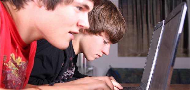 Viele Jugendliche ahnungslos im Umgang mit digitalen Gesundheitsinfos Auf der Suche nach dem passenden Gesundheitswissen: Zwei Jugendliche surfen im Internet. (Symbolbild mit Fotomodellen)