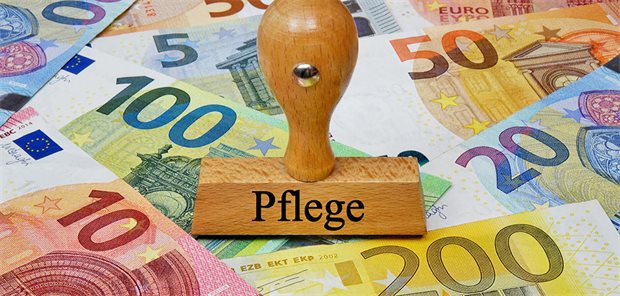 Koalitionskrach: SPD will private Pflegeversicherung zur Kasse bitten Das Foto zeigt Euro Geldscheine, die einem Stempel mit der Aufschrift Pflege als Stempelkissen dienen...