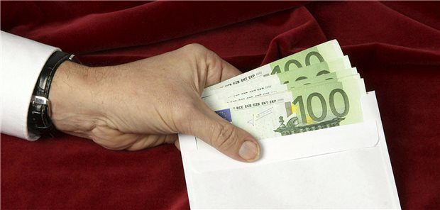 Abirateron-Regress: Urologen in Nordrhein berichten von bis zu 40.000 Euro Aus eigener Tasche draufzahlen? Wenn systematisch teure Altoriginale verordnet werden, ist das Risiko nicht unerheblich.