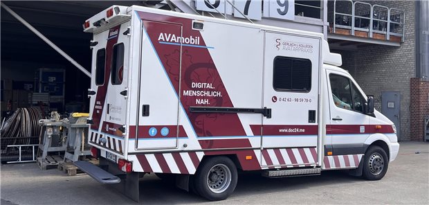 Digitale Medizin: Wie ein Hausarzt eine eigene Avatarpraxis aufgebaut hat Das Avamobil enstand aus einem Rettungswagen.