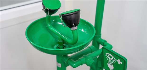 Verätzung am Auge: Erst spülen, und dann? Symbol für Augenspülung und Notfall-Augenspülvorrichtung für Chemieunfälle.