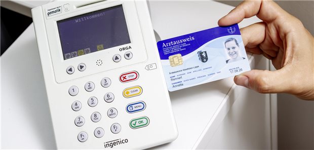 eHBA-Austausch schon beantragt? gematik hat Probleme bei medisign im Visier Ein elektronischer Heilberufeausweis wird in ein Lesegerät gesteckt.