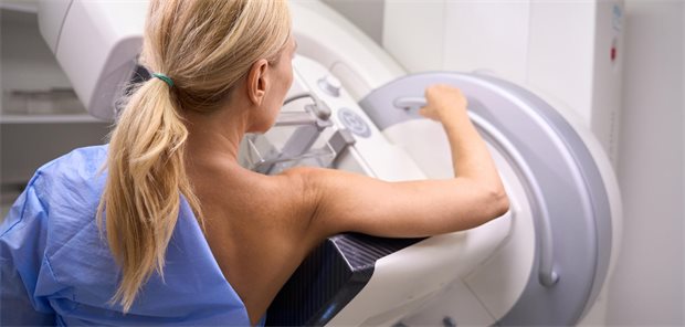 Mammografie-Screening: Ab Sommer 2027 für Frauen ab 45 Jahren Frau bei der Mammografie-Untersuchung