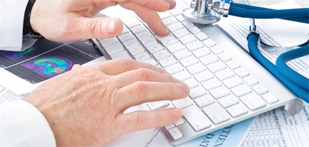Praxisverwaltungssysteme: Eterno übernimmt Cloud-Anbieter Doc Cirrus Arzt tippt auf einer Tastatur eines Computers