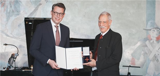 Bayerns Wissenschafts- und Kunstminister Markus Blume (links) überreicht Prof. Lutz Gürtler das Bundesverdienstkreuz 1. Klasse.