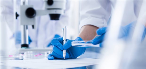 Fehldiagnosen bei Hautkrebsverdacht? Neue Vorwürfe gegen Pathologen Befunderhebung in der Pathologie: In Saarland hat ein Pathologe offenbar häufig Probenmaterial falsch befundet – teilweise mit fatalen Konsequenzen für die Patienten. (Symbolbild)