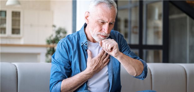 COPD: Schon ab einer moderaten Exazerbation in Gruppe E! Ein Mann mit COPDhustet, und fasst sich an die Bust.