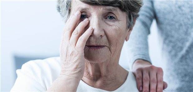 Bei Frauen mit hohen Beta-Amyloid-Werten lagert sich Tau-Protein offenbar stärker ab als bei Männern. Aber: Frauen schneiden in Kognitionstest bei ähnlicher Amyloid- und Tau-Last oft besser ab als Männer. (Symbolbild mit Fotomodell)