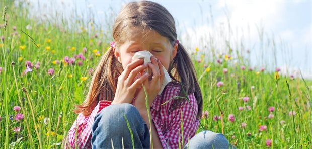 Hyposensibilisierung: Praktische Tipps für schwierige Allergie-Fälle Kind mit Taschentuch in einer blühenden Wiese