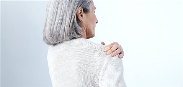 Schulterschmerzen: Acht Tests für die klinische Untersuchung Eine ältere Frau mit langen grauen Haaren greift sich an die Schulter.
