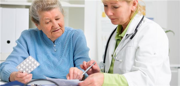 ASS-Medikation: Bei gestürzten Senioren die Chance zum Deprescribing nutzen Eine Ärztin unterstützt eine ältere Patientin dabei eine „informierte Entscheidungen“ zur Einnahme von Plätchenhemmern und Atikoagulanzien zu treffen.