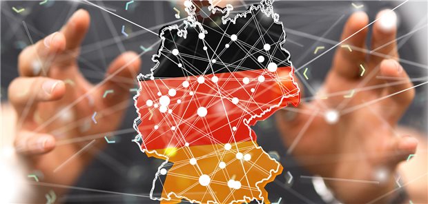 Das tut sich in den Regionen Eine Deutschlandkarte zwischen zwei Händen