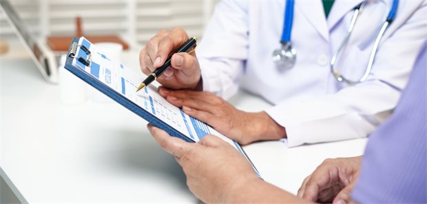 Welches Adipositas-Medikament soll ich verschreiben? Diese Analyse könnte bei der Entscheidung helfe Ein Arzt geht zusammen mit seinem Patienten einen Fragebogen durch.