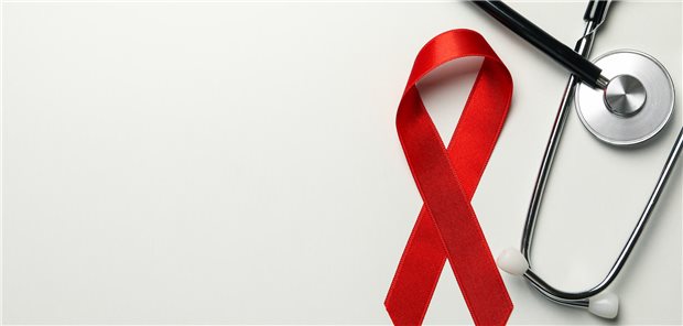 Mehr HIV-Resistenzen aufgrund von weniger Entwicklungshilfe Eine Aids-Schleife liegt neben einem Stethoskop auf dem Tisch.