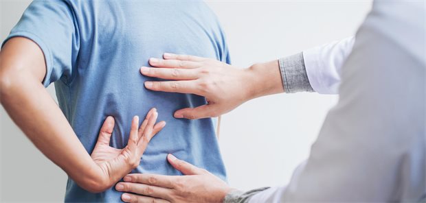 Nicht hinter jedem Knochenmarködem steckt eine axiale Spondyloarthritis! Arzt untersucht Rücken